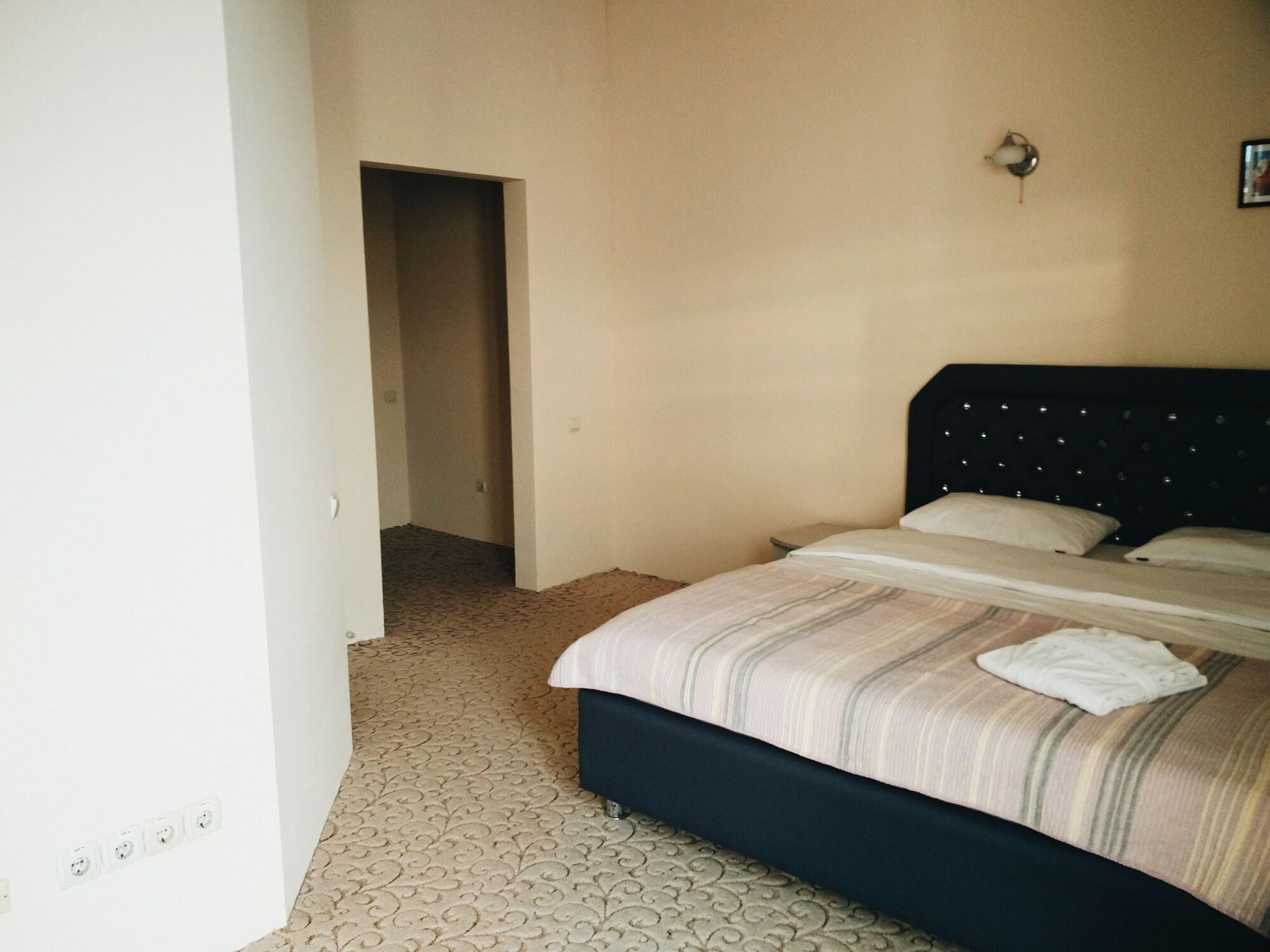 Mesogios Hotel Chişinau Exteriör bild